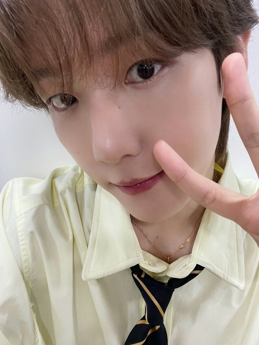 hourly baekhyun 🤍 tweet media