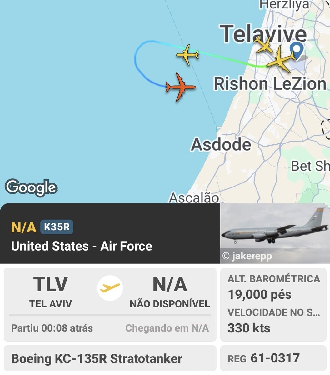 O avião mais acompanhado no momento retornando para Telavive: KC-135R, aeronave de reabastecimento em voo.