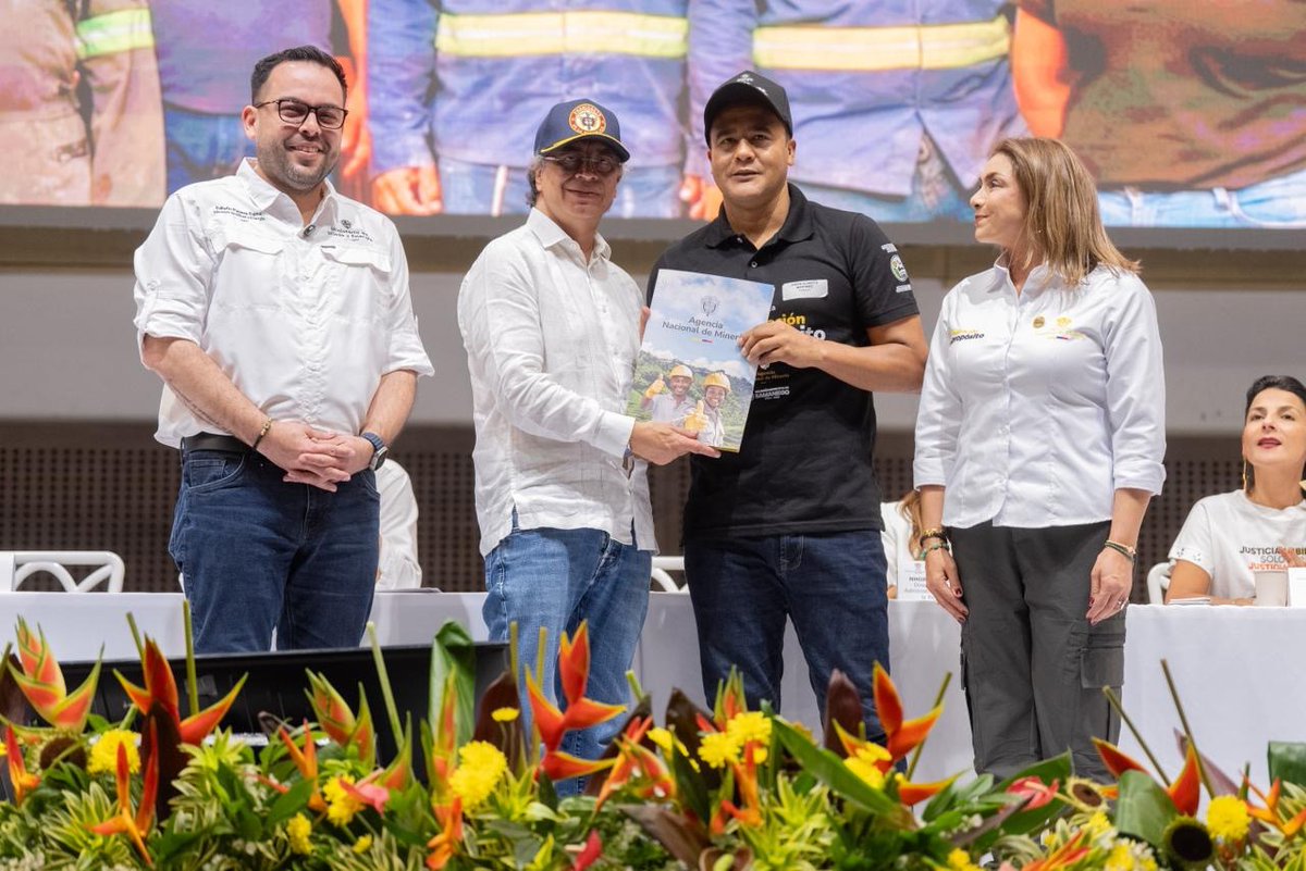 Gustavo Petro tweet media