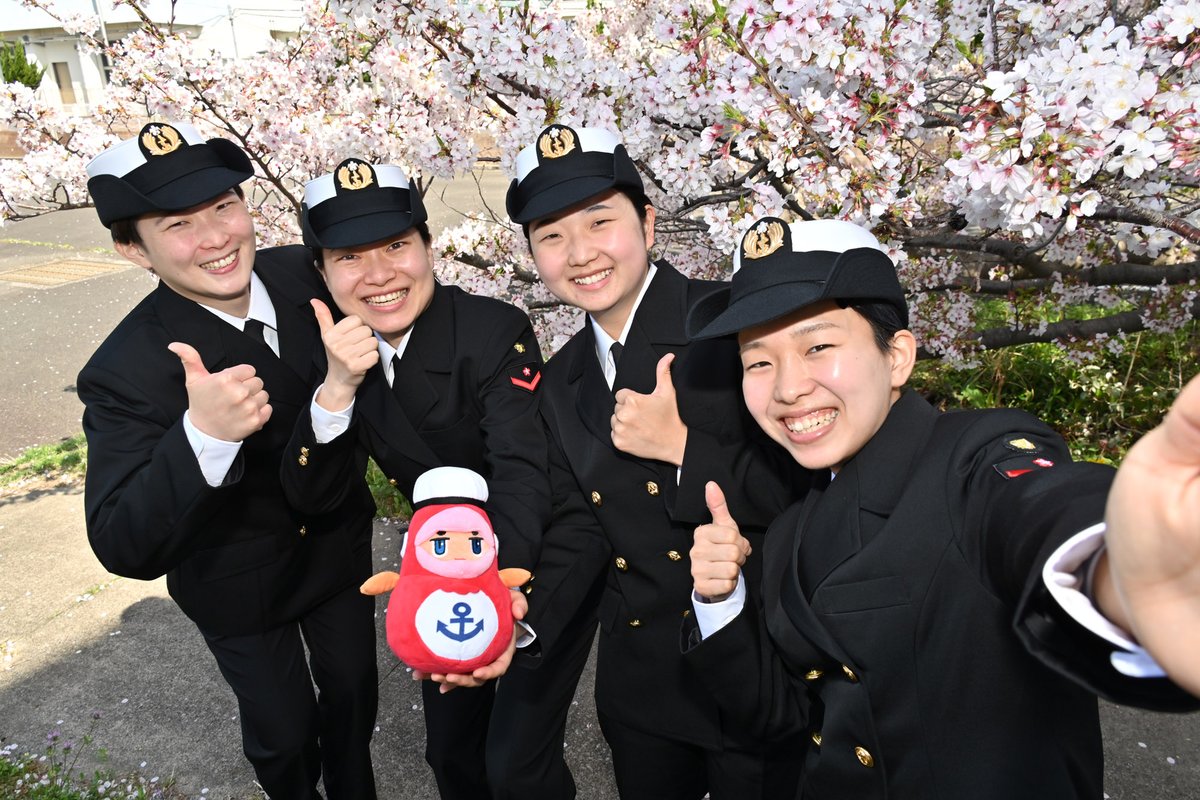 jmsdf_yrh's tweet photo. 【＃横須賀教育隊日誌】
４月６日（水）に入隊式を行いました。
これから約５ヶ月間、海上自衛官の基礎的な教育訓練がスタートします。
桜も満開とあって「カイジョウジエイ鯛」も入隊式に参加しました。

＃横須賀敎育隊　＃カイジョウジエイ鯛 https://t.co/YbAT3teub8