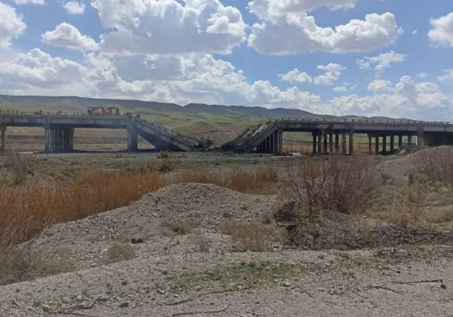 Źródła z Bliskiego Wschodu donoszą, że w ostatnich godzinach w Iranie zaatakowano dziesiątki mostów drogowych i kolejowych.

Są ofiary śmiertelne. Autostrada Tebriz-Teheran została całkowicie zablokowana.