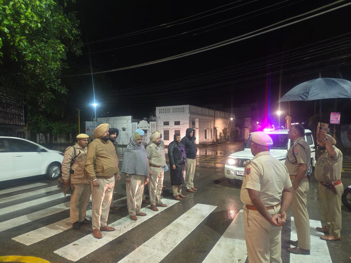 PP_Hoshiarpur's tweet photo. Hoshiarpur Police remains on constant alert to ensure public safety. 

DSPs and SHOs conducting night inspections across key checkpoints, reinforcing round-the-clock vigilance and a zero-tolerance approach to crime.

#PoliceOnAlert #ZeroTolerance #PublicSafety https://t.co/oEOIxpG1aL
