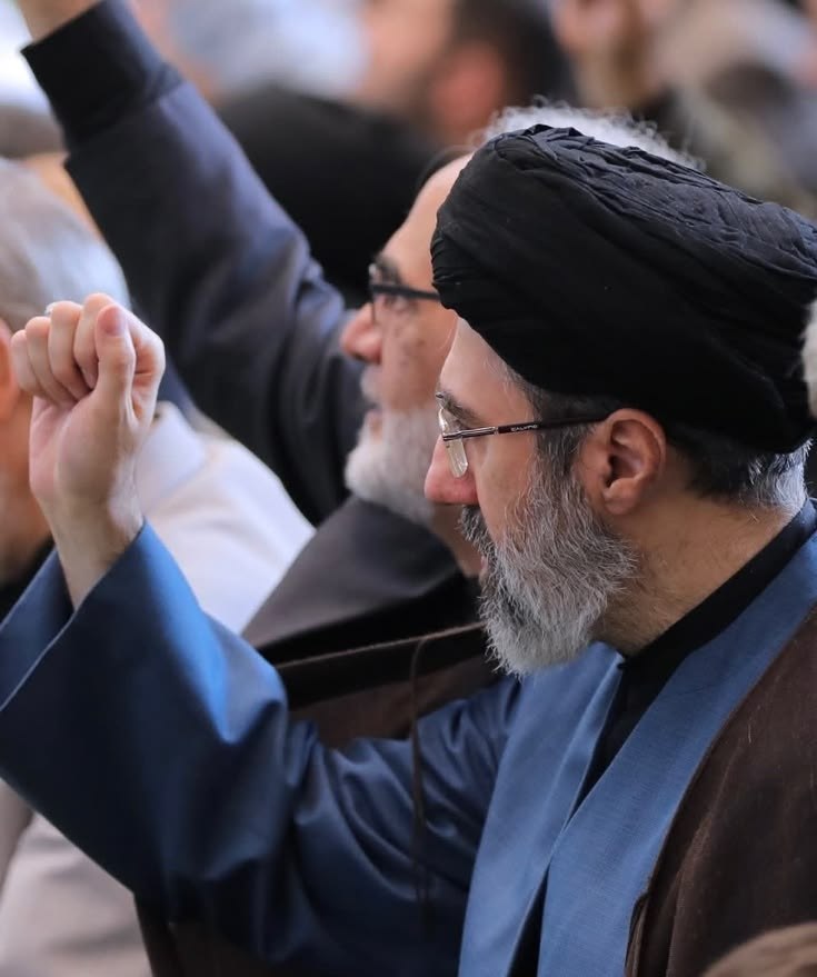 فقالوا مَن ذا..
قلتُ جيشٌ وأكثر، 
نُحطّم بهِ رأس العَدوِ إذا أردنا.