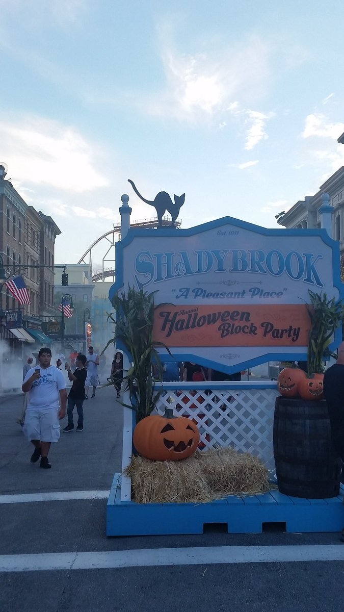 Hoping that the Clown zone is connected to Shadybrook Asylum. Take the vibes of the zone from #HHN25, but the escaped patients are part of the carnival #HHN35