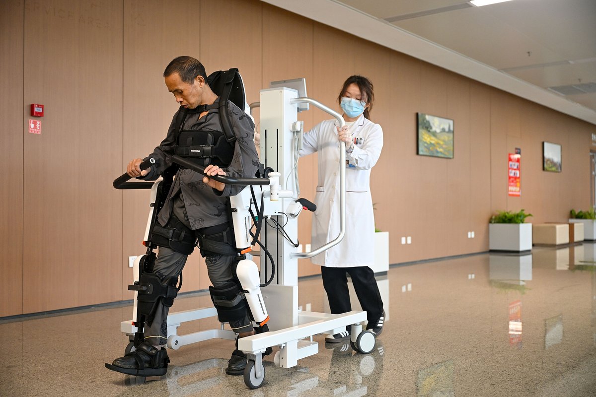 ChinaDaily's tweet image. At the #Guizhou branch of Beijing Jishuitan Hospital in Guiyang, #technology is rewriting the path to recovery. 🧠🤖 Under the guidance of caring medical staff, patients are training with brain-computer interfaces and lower-limb exoskeletons. Smart #robots also help visitors find
