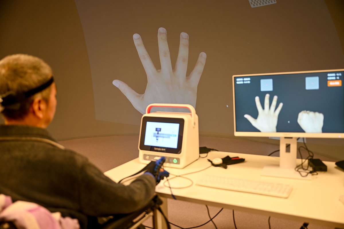 ChinaDaily's tweet image. At the #Guizhou branch of Beijing Jishuitan Hospital in Guiyang, #technology is rewriting the path to recovery. 🧠🤖 Under the guidance of caring medical staff, patients are training with brain-computer interfaces and lower-limb exoskeletons. Smart #robots also help visitors find