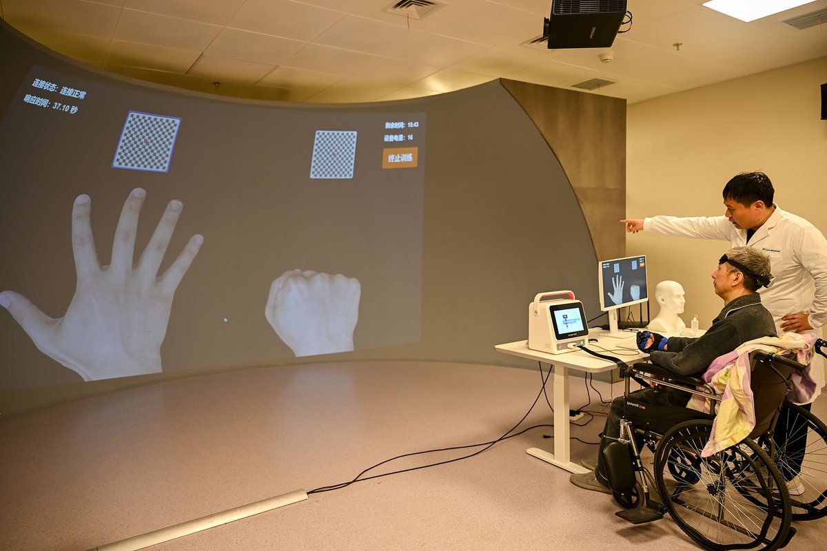 ChinaDaily's tweet image. At the #Guizhou branch of Beijing Jishuitan Hospital in Guiyang, #technology is rewriting the path to recovery. 🧠🤖 Under the guidance of caring medical staff, patients are training with brain-computer interfaces and lower-limb exoskeletons. Smart #robots also help visitors find