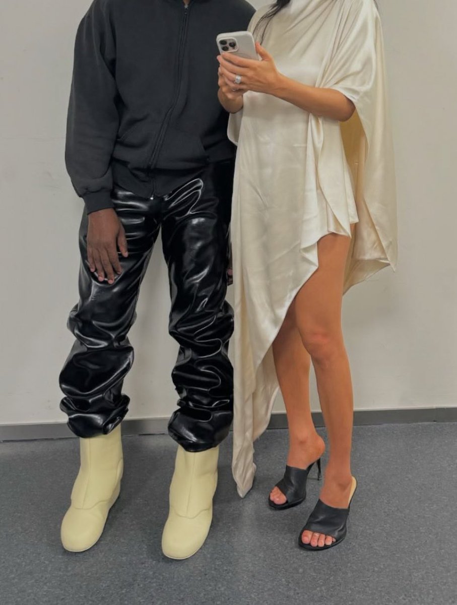 yzyjohnny tweet media