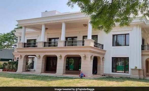 Both are the poor servents of public

Ambedkar                           kejriwal 
bungalow 👇                     Bungalow 👇