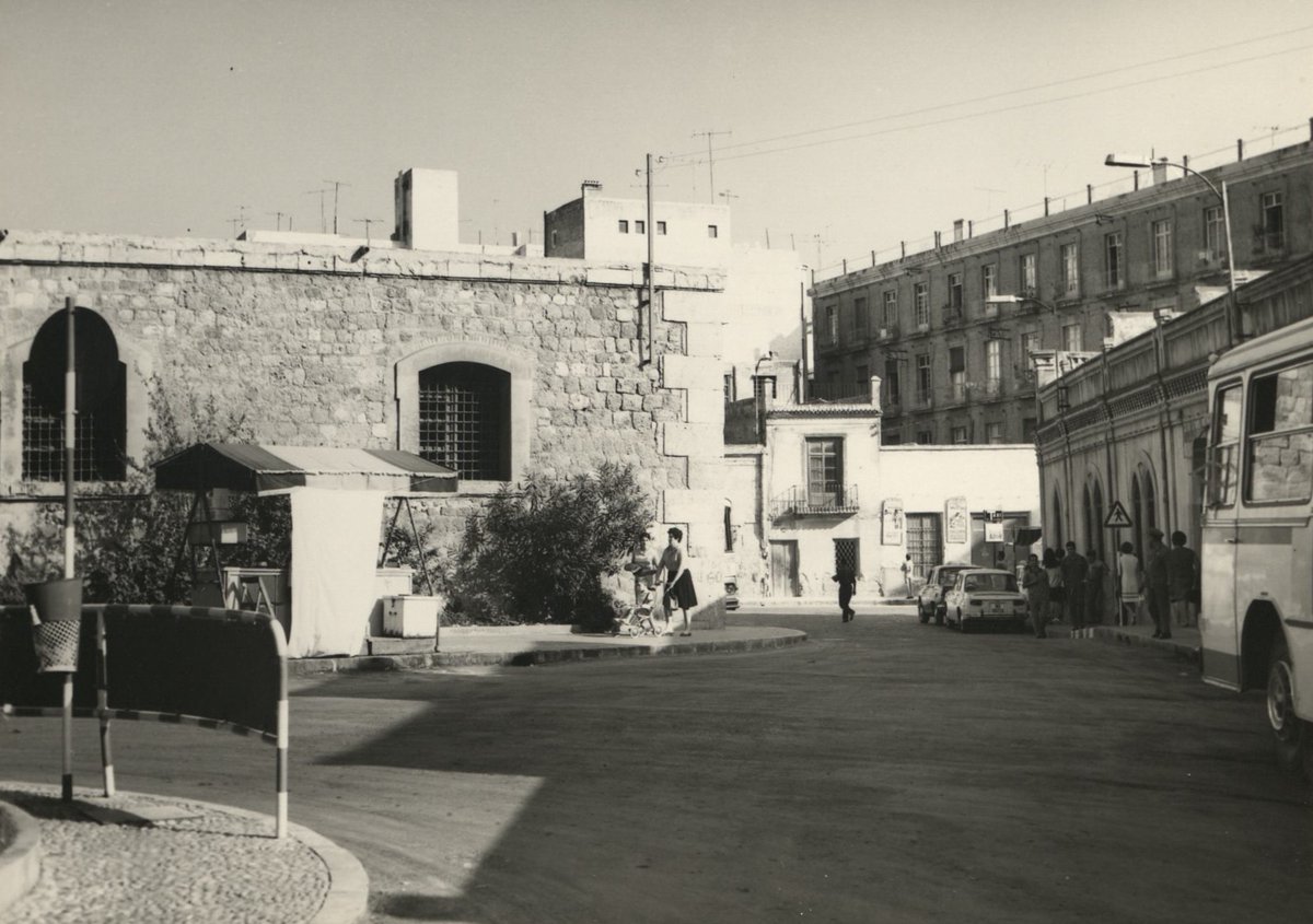 La Plaza Juan XXIII en octubre de 1967. En la primera fotografía podemos ver el antiguo edificio donde se encontraba el Museo Arqueológico Municipal, ubicado donde hoy día están los puestos de venta de flores. Instantáneas procedentes del Fondo José Zarco Avellaneda.