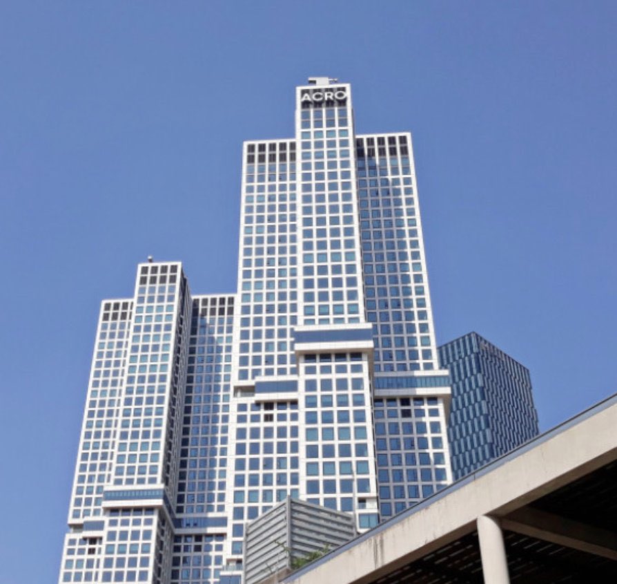 baru sadar pas liat truck buat mark hari ini, ternyata yang belakang itu gedung SM jir 😭 saking cepetnya mau nyampe rumah tiap abis kerja jadi beli rumah yang deket kantor aja 😭👏🏻