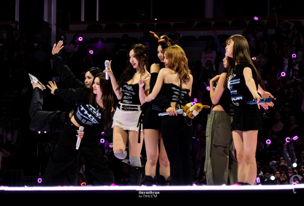tinymihyun's tweet photo. 260406
우리 트와이스다 🫠

#TWICE #트와이스 #THISISFOR #TWICE_THISISFOR_WORLD_TOUR #TWICE_THISISFOR_WORLD_TOUR_IN_CHICAGO https://t.co/I4xvW6B87H