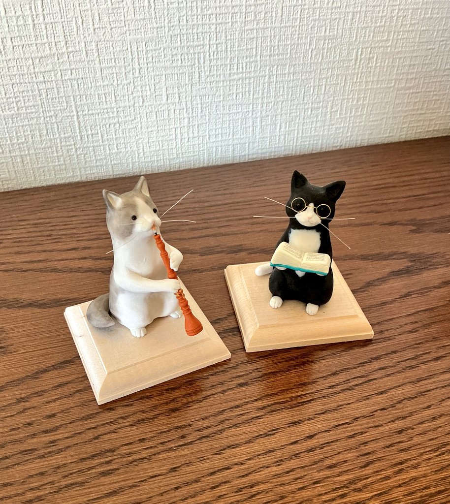 姉はヴァイオリンを弾きながら、趣味で粘土細工の作品を販売しています😊

今回のオーダーは
バロックオーボエを吹く猫ちゃんと、バッハの楽譜を読む猫ちゃん

仕上げにまだニスを塗っていませんが
どんどん腕を磨いてて凄い…！🐾👏