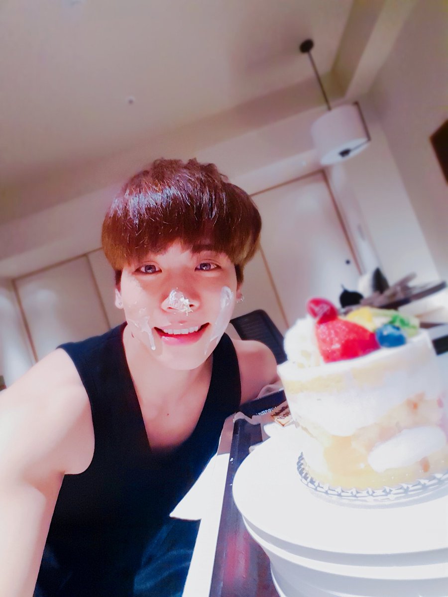 김종현 생일 축하해❤️🎂
따스한 봄 왕자님의 날🥰
#종현 #JONGHYUN
#종현이의_서른여섯번째_봄
#HAPPY_JJONG_DAY
#HAPPY_JONGHYUN_DAY