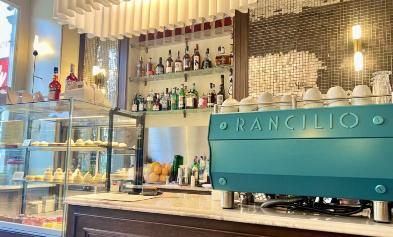 georgia_digest's tweet photo. 【本当は教えたくない…☕🍸】

トビリシ中心部、
 トビリシ国立歌劇場の目の前にある
“ときめき確定カフェバー”👇

・AMBORI
✔ コンパクトで洗練されたおしゃれ空間
✔ カフェ利用もバー利用もOK
✔ スイーツのクオリティ高すぎ問題🍰
✔ Wi-Fiあり＆設備も清潔で安心

観劇前の一杯にも、街歩きの休憩にも、夜の軽飲みにも◎

正直、通いたくなる系の穴場です！
詳しい記事はこちら🚩
https://t.co/RIGPfBOYzI

#トビリシ #ジョージア #カフェ巡り #海外生活