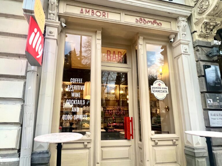 georgia_digest's tweet photo. 【本当は教えたくない…☕🍸】

トビリシ中心部、
 トビリシ国立歌劇場の目の前にある
“ときめき確定カフェバー”👇

・AMBORI
✔ コンパクトで洗練されたおしゃれ空間
✔ カフェ利用もバー利用もOK
✔ スイーツのクオリティ高すぎ問題🍰
✔ Wi-Fiあり＆設備も清潔で安心

観劇前の一杯にも、街歩きの休憩にも、夜の軽飲みにも◎

正直、通いたくなる系の穴場です！
詳しい記事はこちら🚩
https://t.co/RIGPfBOYzI

#トビリシ #ジョージア #カフェ巡り #海外生活