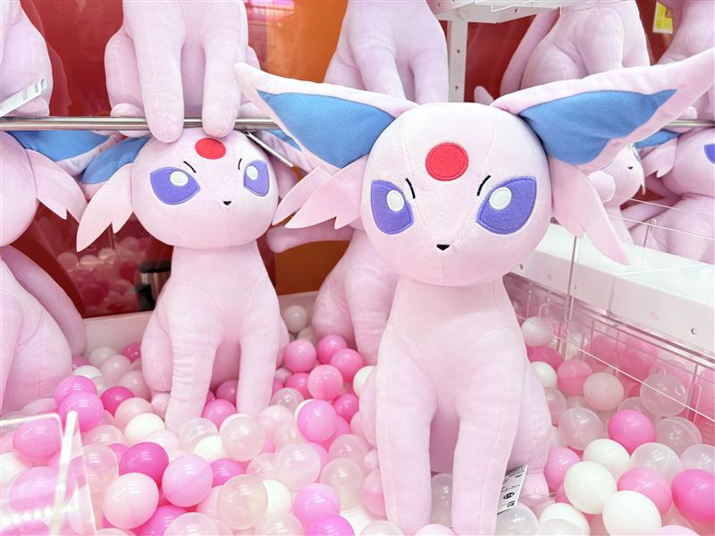 GiGO_Tokorozawa's tweet image. 【新景品情報】
『ポケットモンスター めちゃもふぐっとぬいぐるみ～エーフィ～』
本日より登場開始🚩

ちょこんとおすわりポーズが可愛い💜
1Fでトレーナーの皆様を待っているみたい…❗️

沢山のご来店をお待ちしております✨
#ポケットモンスター
#GiGO #GiGO所沢