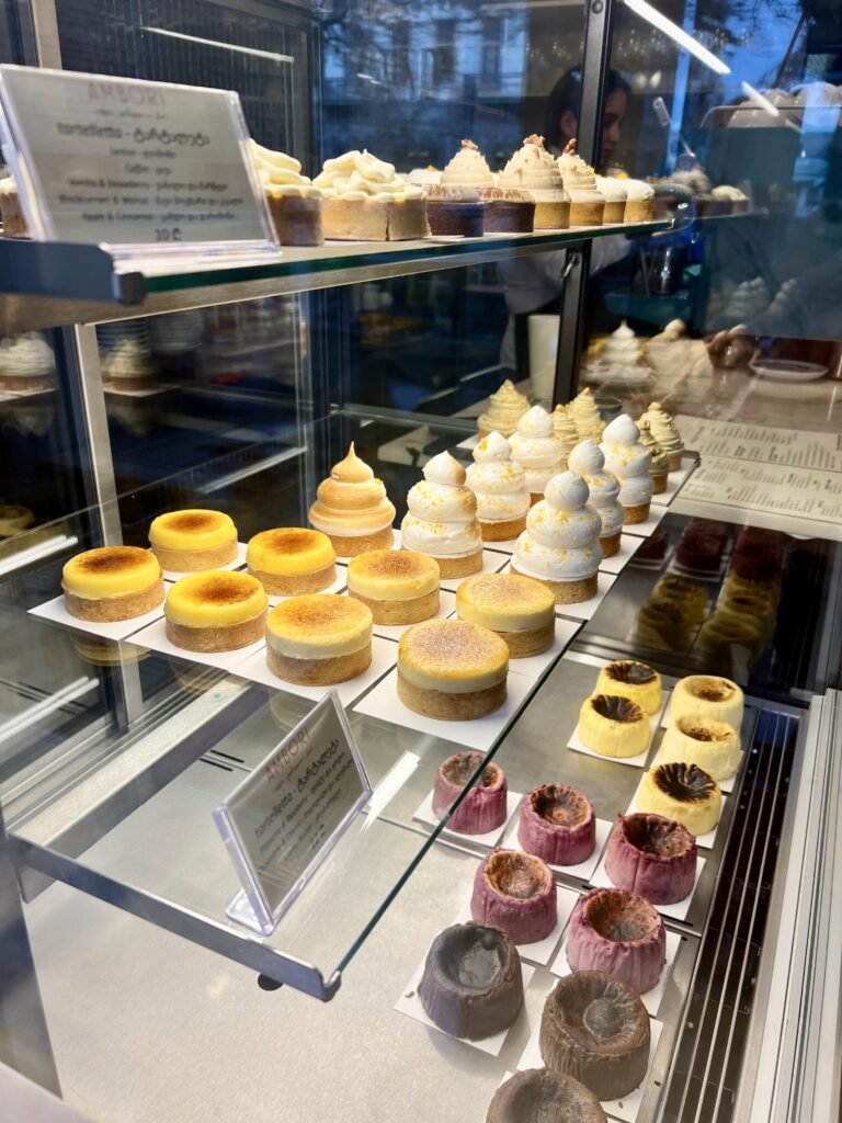 georgia_digest's tweet photo. 【本当は教えたくない…☕🍸】

トビリシ中心部、
 トビリシ国立歌劇場の目の前にある
“ときめき確定カフェバー”👇

・AMBORI
✔ コンパクトで洗練されたおしゃれ空間
✔ カフェ利用もバー利用もOK
✔ スイーツのクオリティ高すぎ問題🍰
✔ Wi-Fiあり＆設備も清潔で安心

観劇前の一杯にも、街歩きの休憩にも、夜の軽飲みにも◎

正直、通いたくなる系の穴場です！
詳しい記事はこちら🚩
https://t.co/RIGPfBOYzI

#トビリシ #ジョージア #カフェ巡り #海外生活