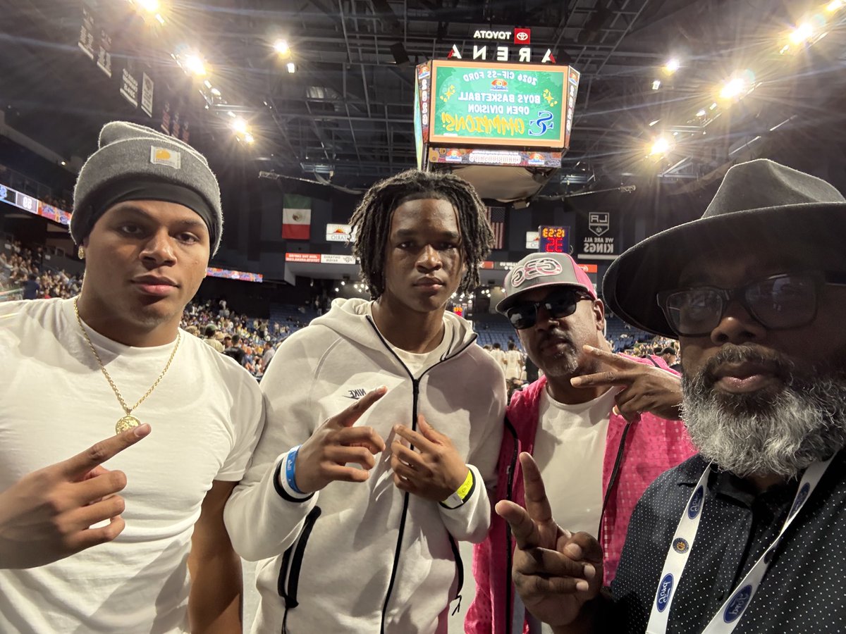 Theikeandromeshow tweet media