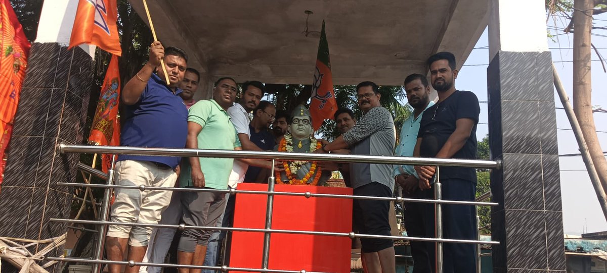 nirmalgope4's tweet photo. #स्वच्छता_अभियान
भाजपा के 47 वें स्थापना दिवस के उपलक्ष्य में आयोजित स्वच्छता अभियान कार्यक्रम के निमित भाजपा बारीडीह मंडल अध्यक्ष श्री कुमार अभिषेक जी के नेतृत्व में बागुन नगर दुर्गा पूजा मैदान में स्थित महान स्वतंत्रता सेनानी सुभाष चन्द���र बोस जी की प्रतिमा की एवं उनके समीप https://t.co/hWPUVRZkKG