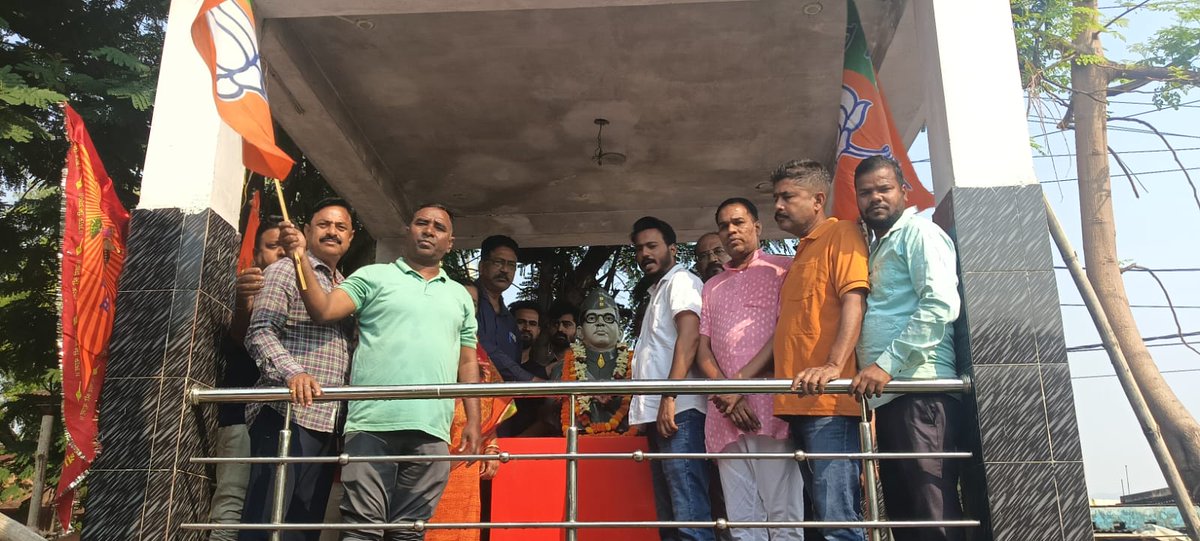 nirmalgope4's tweet photo. #स्वच्छता_अभियान
भाजपा के 47 वें स्थापना दिवस के उपलक्ष्य में आयोजित स्वच्छता अभियान कार्यक्रम के निमित भाजपा बारीडीह मंडल अध्यक्ष श्री कुमार अभिषेक जी के नेतृत्व में बागुन नगर दुर्गा पूजा मैदान में स्थित महान स्वतंत्रता सेनानी सुभाष चन्द���र बोस जी की प्रतिमा की एवं उनके समीप https://t.co/hWPUVRZkKG