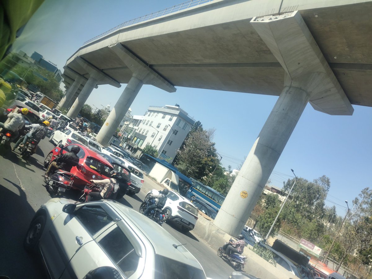alixsteps's tweet photo. Benglore didn't disappoint in traffic 🚦 https://t.co/agcqFRu8ah