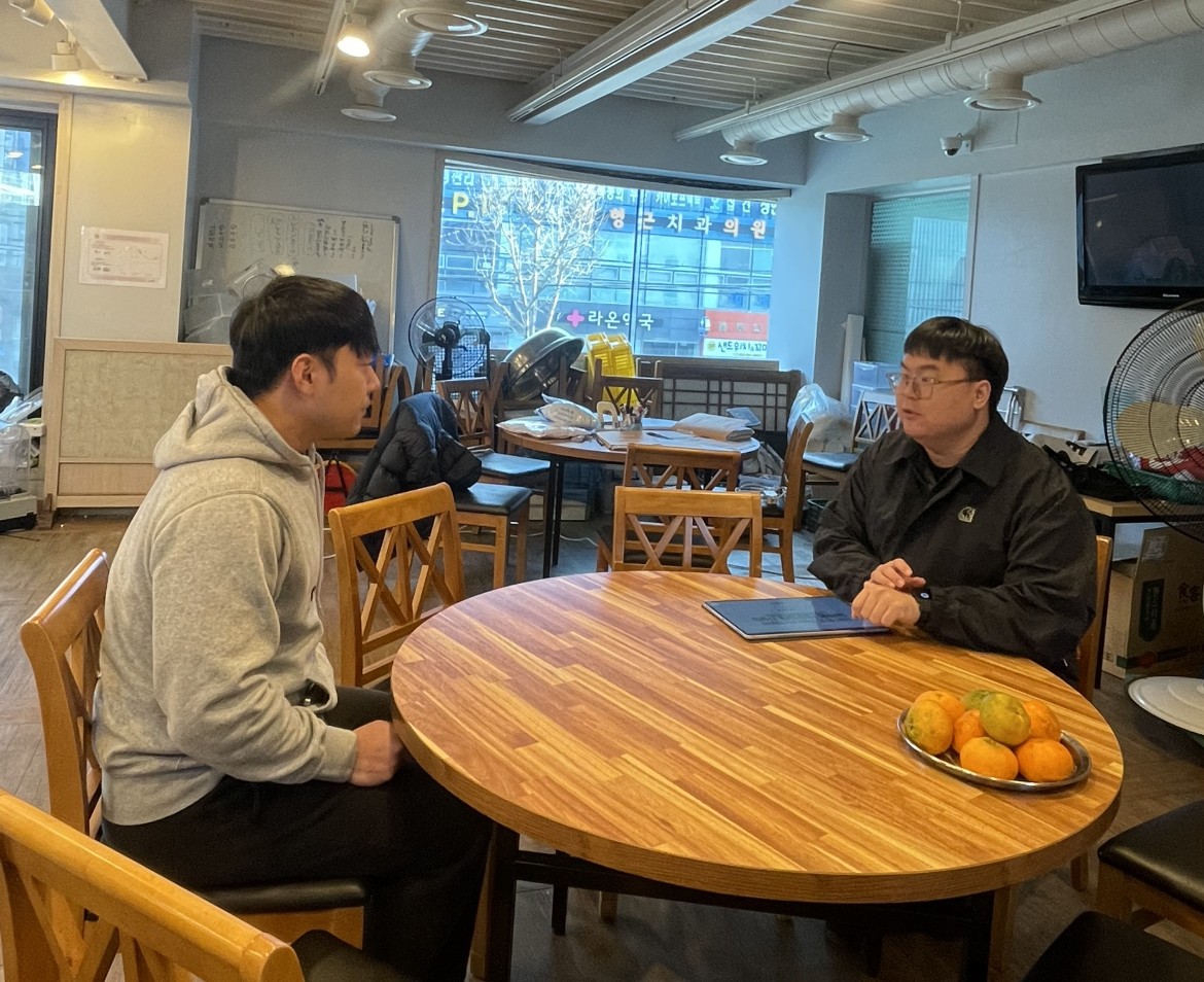tryfair's tweet photo. 공감만세의 직원 인터뷰 2편! 

 공감만세 내부 사람들은 각각 어떤 생각을 가지고 일을 하고 있는 지 궁금하지 않으셨나요? 그 마음을 엿볼 수 있도록 약간의 사심을 담아 기획한 직원 인터뷰 콘텐츠! :) 

저의 동료들은 왜? 공감만세에서 일하는 걸까요? 

자세히 보기➡https://t.co/4GiIbUfRhf https://t.co/Cuc0obrWKR