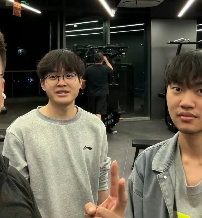 confuxun's tweet image. Last night, after they went biking, #Xun with #Bin and now #Knight were spotted together at the gym!

Xun is really out there dragging his teammates asses to work out with him 😭