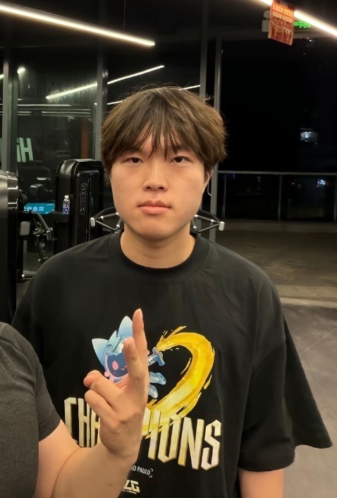 confuxun's tweet image. Last night, after they went biking, #Xun with #Bin and now #Knight were spotted together at the gym!

Xun is really out there dragging his teammates asses to work out with him 😭