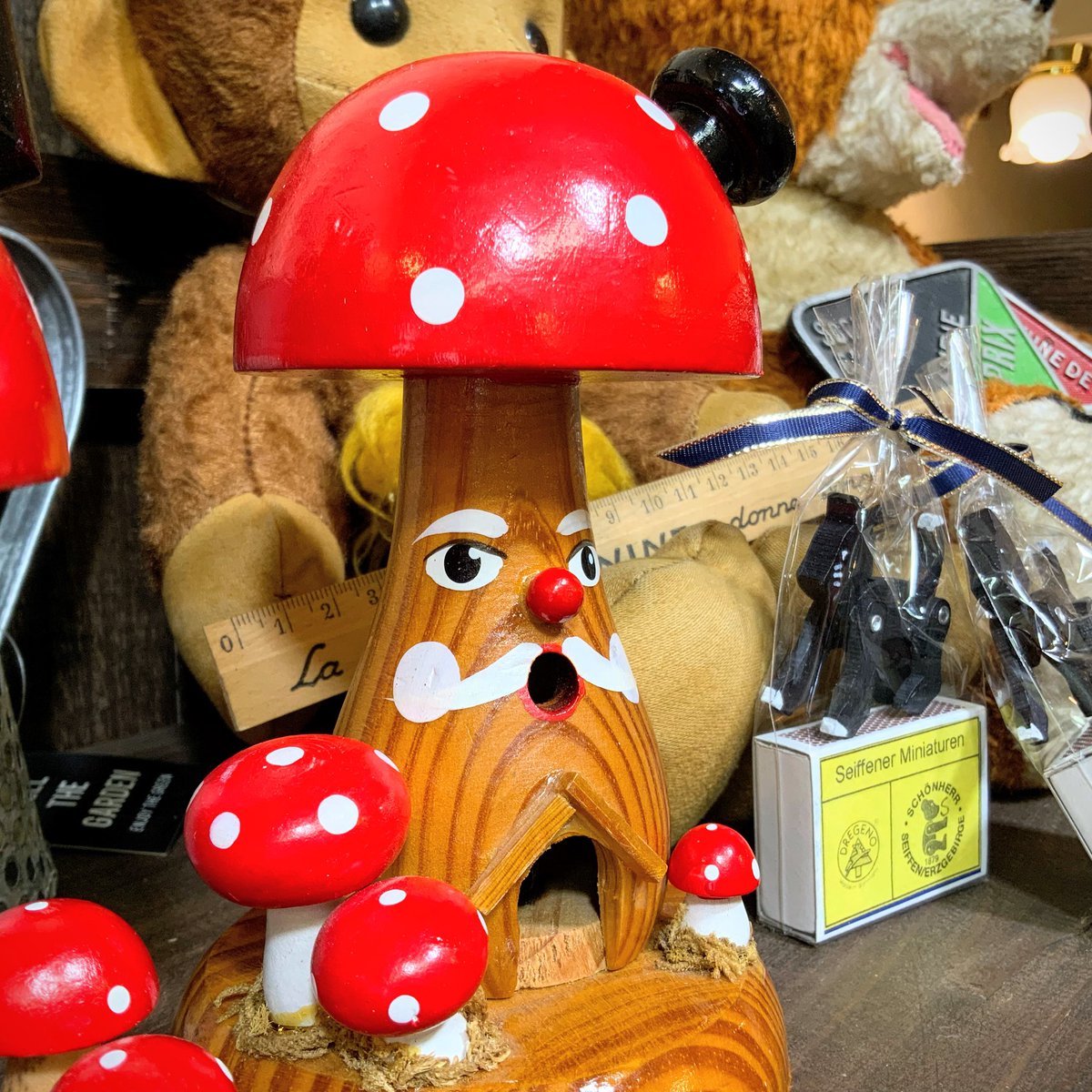 ⳹ きのこ好きさん注目！⳼
ドイツ 煙出し人形 キノコさん🍄

良い感じにお歳を重ねたキノコおじさん。

古い煙出し人形で、実際に使用されていたもの。
中にお香を入れると、口や煙突から煙が出てきます。

ᝰ✍︎꙳⋆

本日4/8(水)は、13-18時まで営業です。
皆さまのご来店をお待ちしております🤗