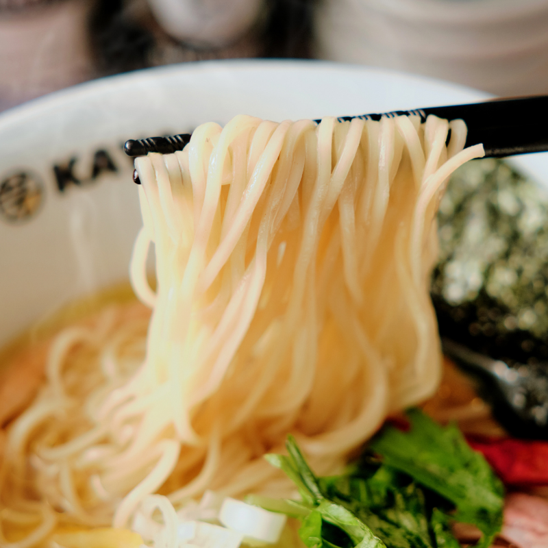 kayava_jp's tweet photo. あっさり派の方へ🍜
阿波尾鶏の旨みをじっくり引き出した澄んだスープの「清湯ラーメン」
すっきりとしながらも、しっかりと旨みを感じられる一杯です!
今月末まではアプリにて、清湯ラーメンがおトクに楽しめるクーポンを配信中✨
#KAYAVA #ラーメン https://t.co/N3267A5k59