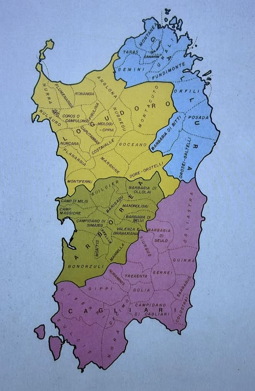 Nel Medioevo la Sardegna era divisa in regni, o meglio, Giudicati. Dopo la caduta dell’Impero romano, nel 456 d.C. arrivarono i Vandali, che occuparono Cagliari e le città costiere.
Nel 534 furono sconfitti dall’imperatore bizantino Giustiniano e la Sardegna passò sotto il