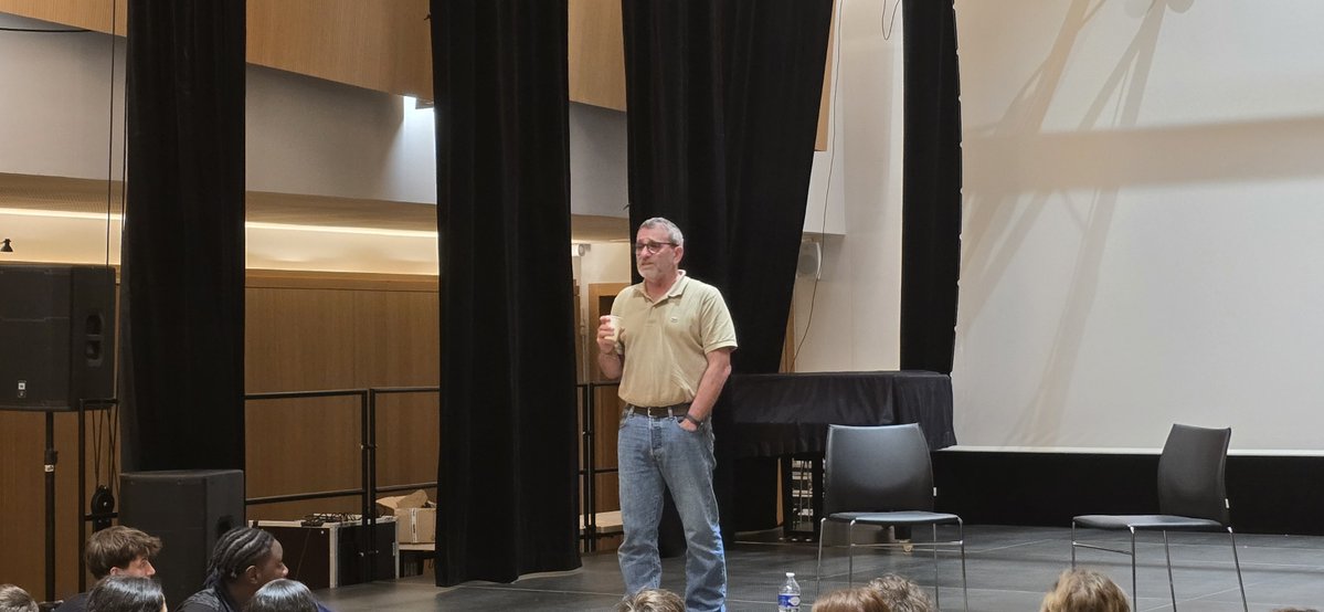 guybirenbaum's tweet image. J'étais, hier, devant cinq classes de troisième de Croissy-sur-Seine, pour une nouvelle étape du #akapapa tour (Robert Birenbaum). Devant des élèves, attentifs, concentrés et curieux, j'ai raconté l'histoire de mon père et de ses camarades, les FTP-MOI, pendant la seconde guerre