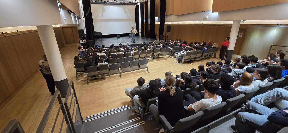 guybirenbaum's tweet image. J'étais, hier, devant cinq classes de troisième de Croissy-sur-Seine, pour une nouvelle étape du #akapapa tour (Robert Birenbaum). Devant des élèves, attentifs, concentrés et curieux, j'ai raconté l'histoire de mon père et de ses camarades, les FTP-MOI, pendant la seconde guerre