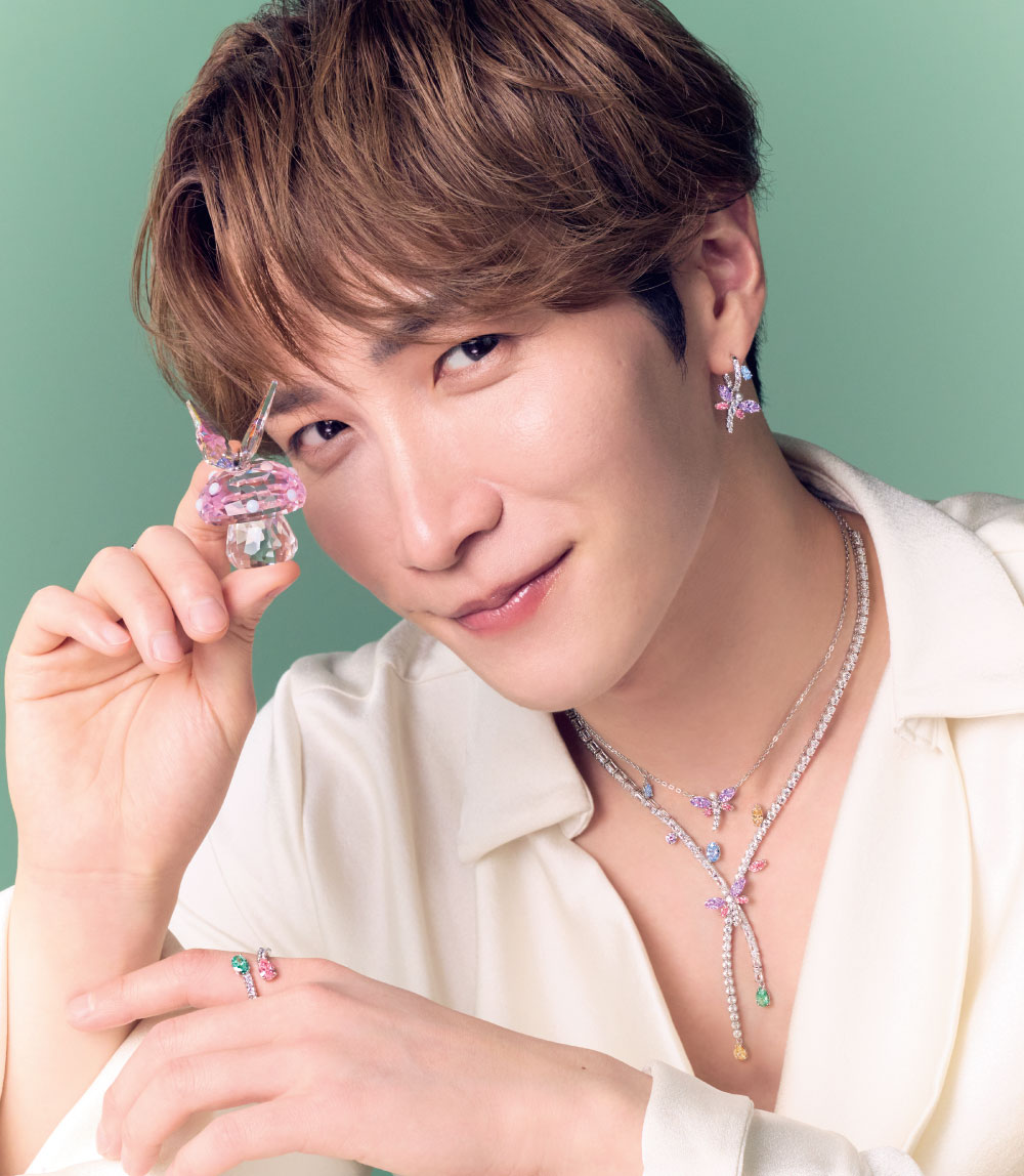 voguejp's tweet image. 渡辺翔太がまとうのは、トンボや馬蹄をモチーフにしたスワロフスキーのジュエリー。  ▼詳細はこちら
vogue.co.jp/special-featur…

#PR