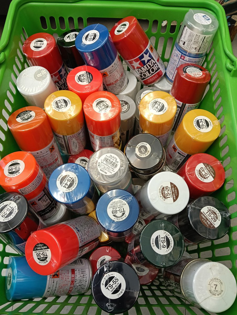 未使用のスプレー塗料等が多数入りました。レジ前に特価で展開しました〜！
#プラモデル