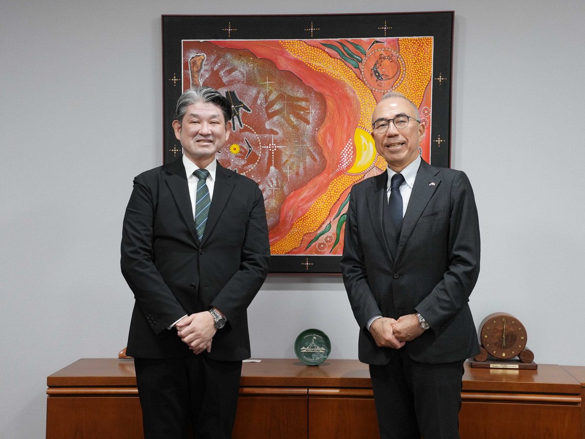JPEmbassyAU's tweet image. "Great to catch up with Nara Mayor Nakagawa Gen during my brief trip home. We discussed strengthening the wonderful sister city bond between #Canberra &amp;amp; #Nara 🇯🇵🇦🇺 I was moved by the stunning Aboriginal painting on display, 'Beginnings/Only the mountains/Live long'."-Amb Suzuki