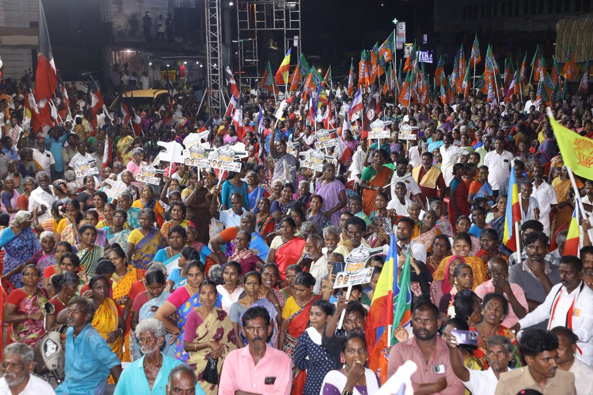 PookadaiMaari's tweet image. #வெற்றிசின்னம்குக்கர் 
#NDAalliance 

கழகப் பொதுச்செயலாளர் திரு. #TTVDhinakaran அவர்கள்

NDA சார்பில் பூந்தமல்லி சட்டமன்ற தொகுதியில் போட்டியிடும் அமமுக வெற்றி வேட்பாளர் திரு. T.A ஏழுமலை அவர்களை ஆதரித்து பிரச்சாரம் மேற்கொண்டார். இந்நிகழ்வில் பொதுமக்கள் மற்றும் கூட்டணி கட்சியினர்