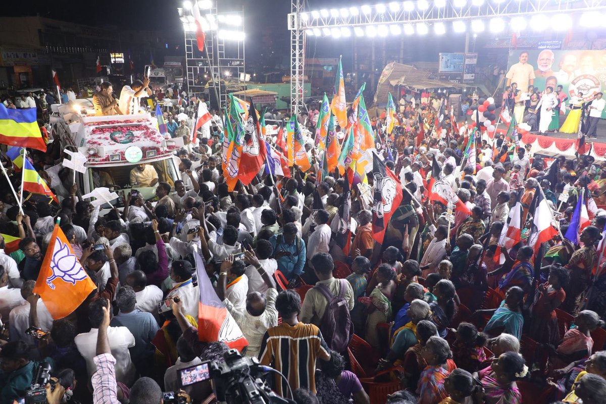 PookadaiMaari's tweet image. #வெற்றிசின்னம்குக்கர் 
#NDAalliance 

கழகப் பொதுச்செயலாளர் திரு. #TTVDhinakaran அவர்கள்

NDA சார்பில் பூந்தமல்லி சட்டமன்ற தொகுதியில் போட்டியிடும் அமமுக வெற்றி வேட்பாளர் திரு. T.A ஏழுமலை அவர்களை ஆதரித்து பிரச்சாரம் மேற்கொண்டார். இந்நிகழ்வில் பொதுமக்கள் மற்றும் கூட்டணி கட்சியினர்