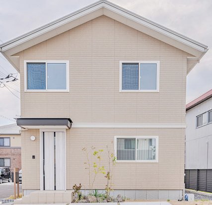 日本家屋って昔はカッコよかったのに
今は無駄を無くしすぎて何の変哲もなくなった

寒くない古民家に住みたい