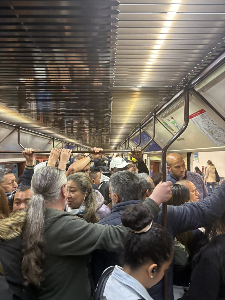 leonor_sanchez2's tweet photo. Esto es lo que pasa cuando @metro_madrid pone trenes cada 8 minutos en las horas punta. Todo colapsado. La foto del vagón es en Avenida de América y las otras dos al llegar a Plaza Castilla, dos de las principales estaciones de Madrid. https://t.co/aUg4A0F0HF
