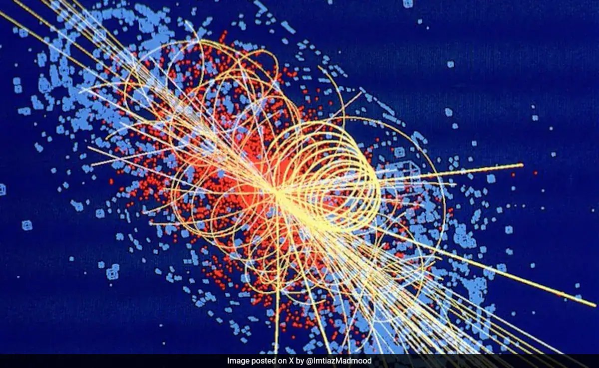 DistrictNavsari's tweet image. Remembering Professor Peter Higg
A man of "rare modesty" who preferred to stay out of the limelight, his 1964 theory explained how the universe's most fundamental particles acquire mass. Without his insight, atoms—and we—would not exist. ⚛️
 #HiggsBoson #Physics #CERN