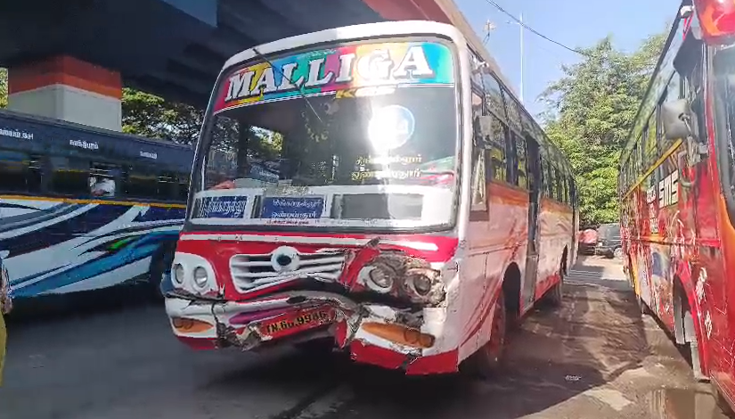 sunnewstamil's tweet image. #NewsUpdate | கோவை சுங்கம் அருகே பள்ளிக் குழந்தைகளை ஏற்றி வந்த ஆட்டோ மீது தனியார் பேருந்து மோதி விபத்து

ஆட்டோவை ஓட்டி வந்த பெண் ஓட்டுநர் மற்றும் 2 குழந்தைகள் காயம்; ராமநாதபுரம் போலீசார் விசாரணை

#SunNews | #Coimbatore | #Accident