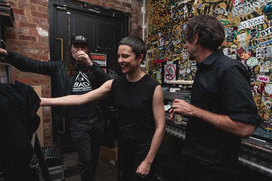 A Place To Bury Strangersが新曲Song For Girl From Macedoniaを公開。ファンへ捧げた楽曲で、レア音源集Rare And Deadlyより最終先行シングルとして発表。