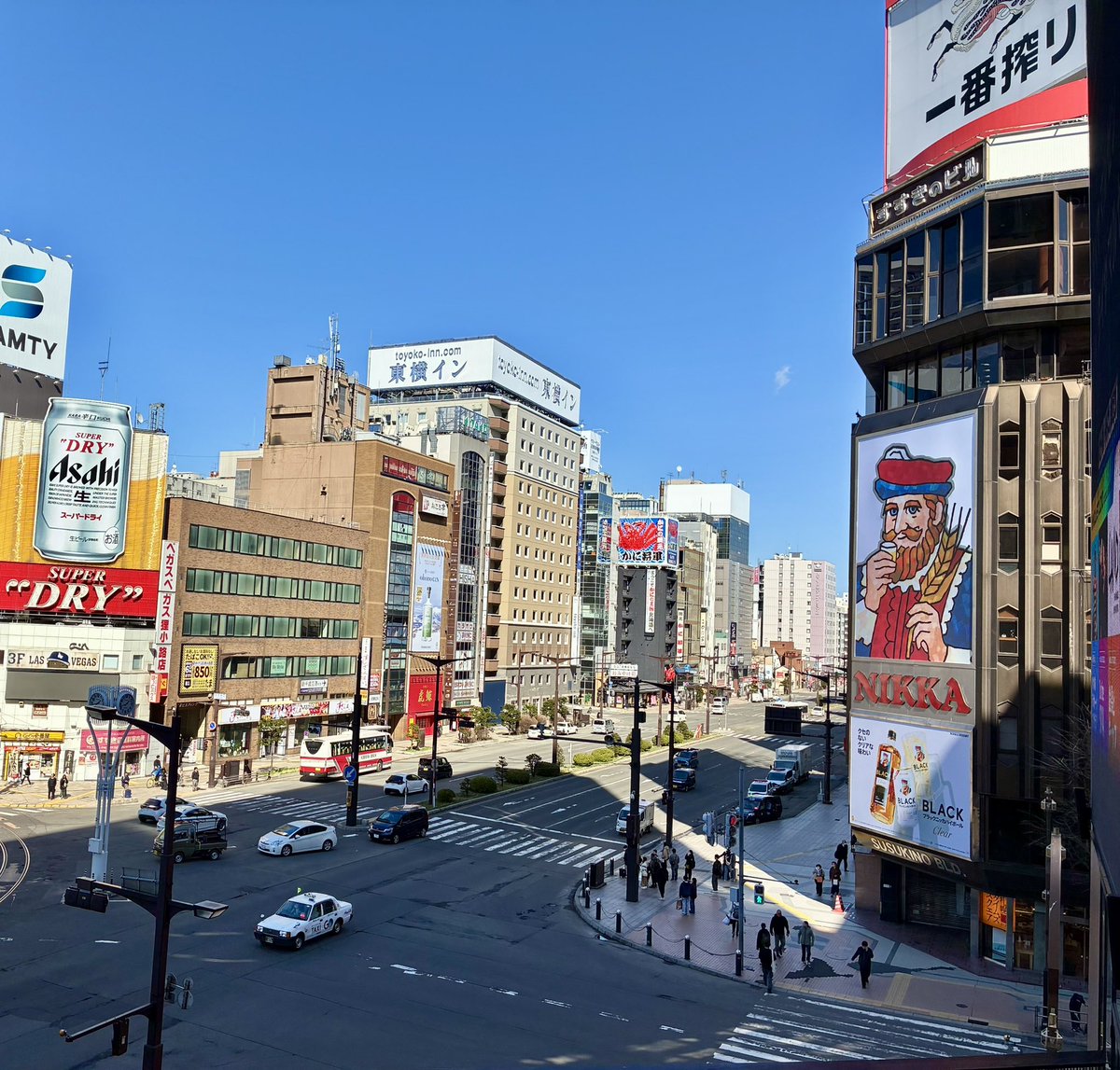 herecomesmoon's tweet photo. ヒゲのおじさんも模様替えして
It's a beautiful day！
#札幌 #すすきの #青空 #ニッカ https://t.co/32aFQMgssA