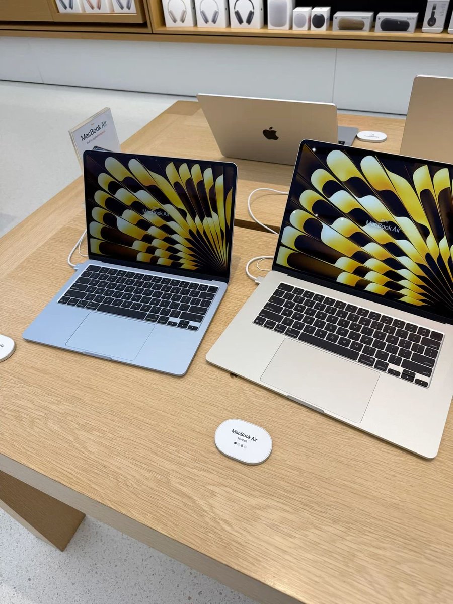 Taniyatweets_'s tweet photo. Which one are you picking? 

MacBook Air     or        MacBook Pro? https://t.co/eTkcr4TM7a