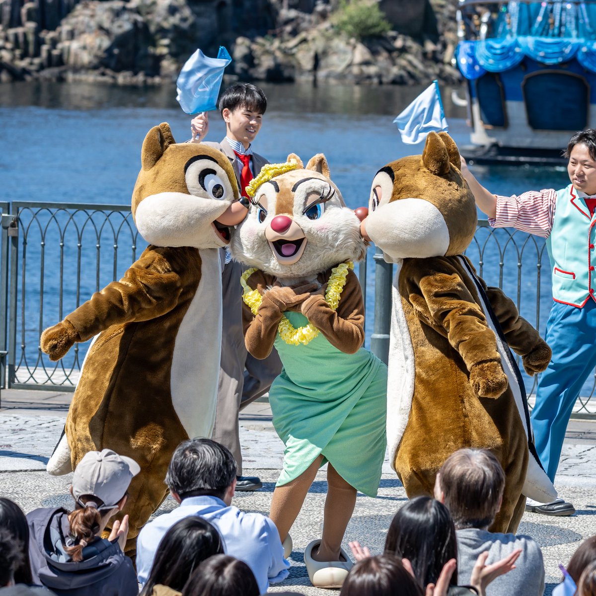 DtimesJP's tweet photo. 東京ディズニーシー／エンターテイメントプログラム「スパークリング・ジュビリー・セレブレーション」
リドアイルにはチップ、デール、クラリス、そして様々なコスチュームを着たキャストが登場☆
詳細→https://t.co/kWpALWlJnQ https://t.co/UOPed43Cxs