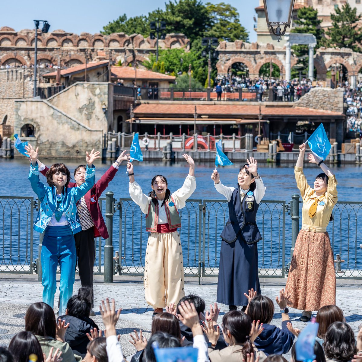 DtimesJP's tweet photo. 東京ディズニーシー／エンターテイメントプログラム「スパークリング・ジュビリー・セレブレーション」
リドアイルにはチップ、デール、クラリス、そして様々なコスチュームを着たキャストが登場☆
詳細→https://t.co/kWpALWlJnQ https://t.co/UOPed43Cxs