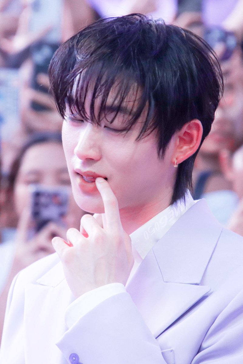 meG. | 🌃 tweet media