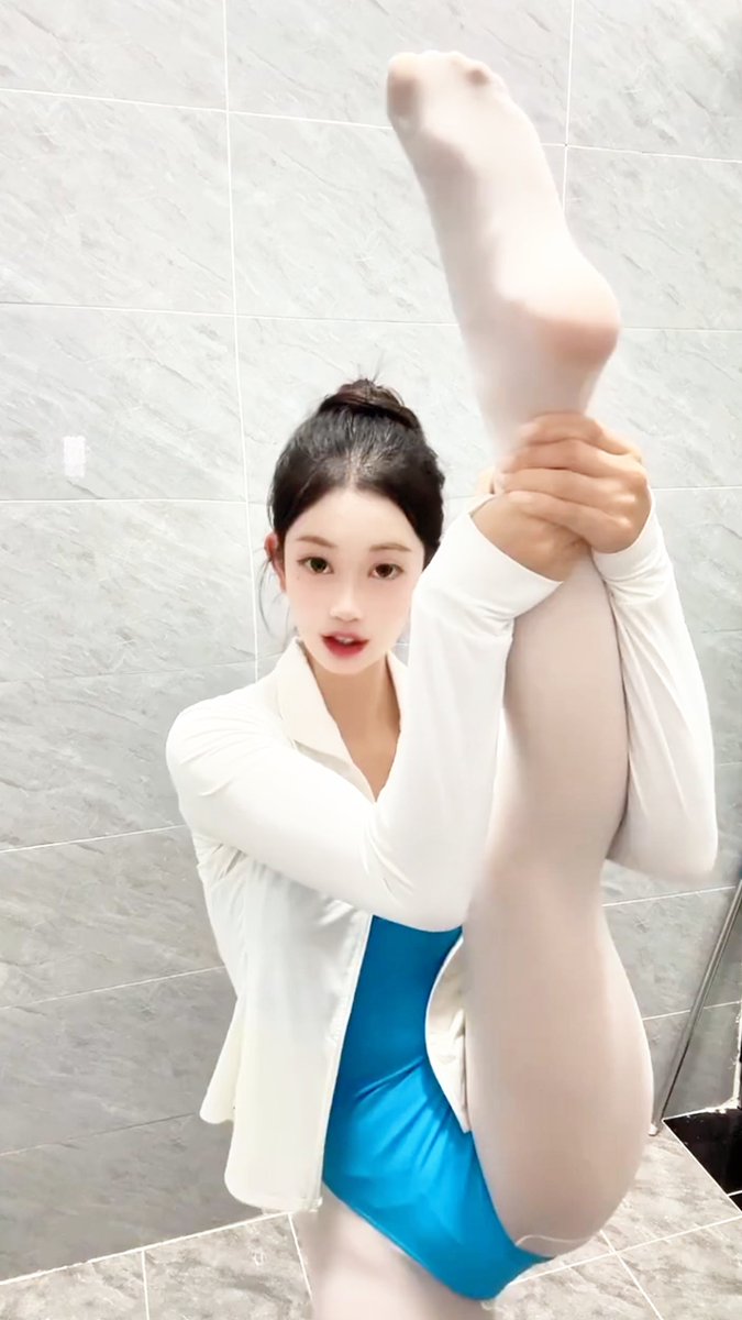 hAunLyBtJCXFkeP's tweet image. A Chinese dance girl in a blue gymnastics uniform enthusiastically interacted and chatted with fans.💃🇨🇳 youtu.be/9yQL_4Cxbfo
#Flexibility #split #Stretching  #skills #girls #University #Student #art #DanceClass #White #pink #red #yellow #Colorful #DanceMagicStudio38